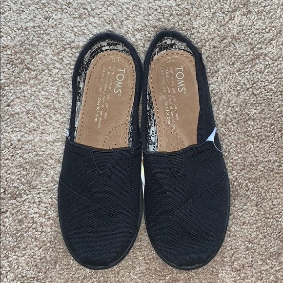 Black Canvas TOMS Youth Classics